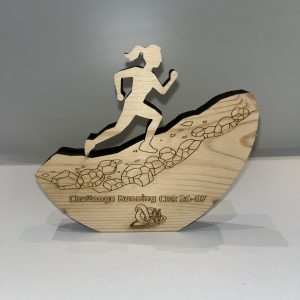 Trophée Trail en bois sculpté au laser